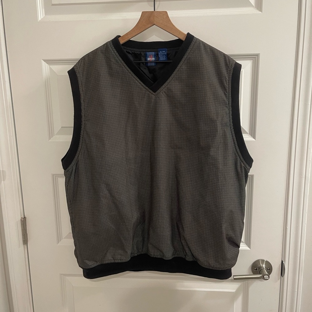 Jantzen Men's Black and Gray Windbreaker Golf Vest